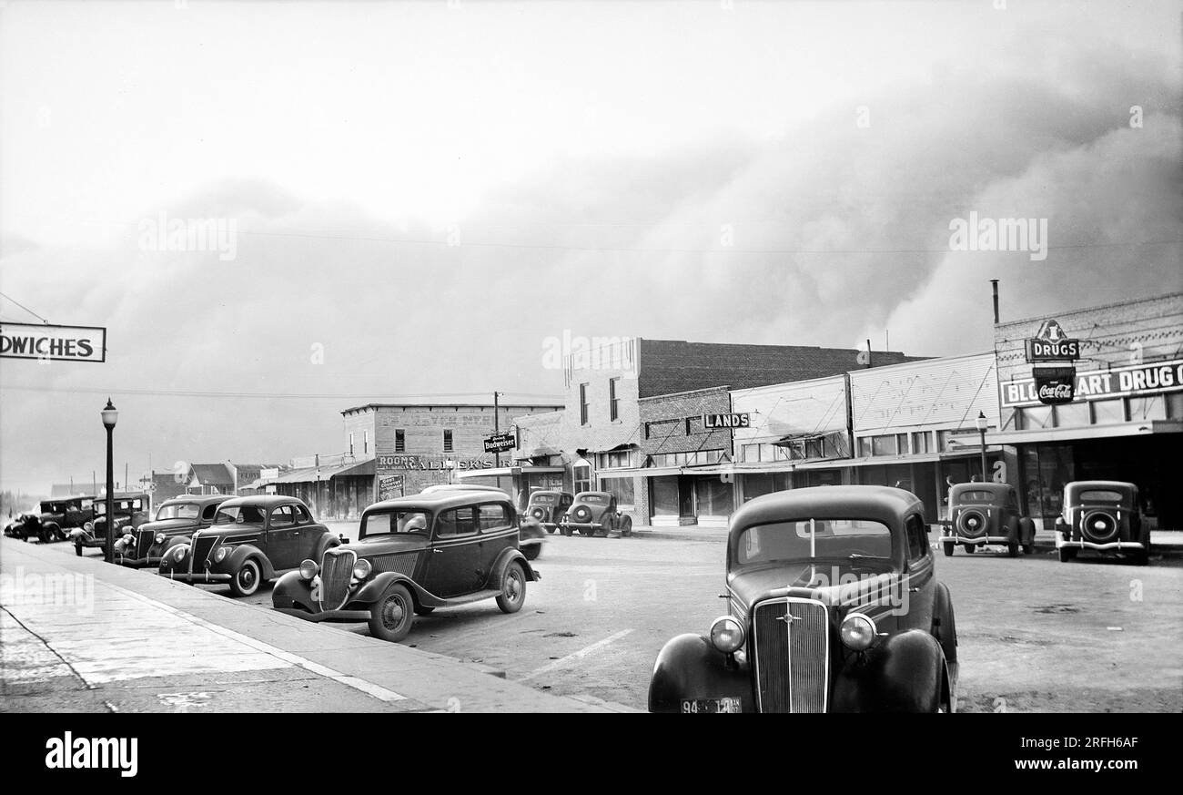 Straßenszene mit herannahendem Staubsturm, Elkhart, Kansas, USA, Arthur Rothstein, USA Farm Security Administration, 21. Mai 1937 Stockfoto