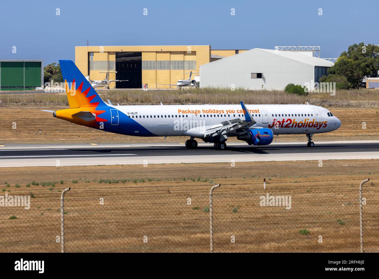 Jet2 Feiertage Airbus A321-211 (REG: G-HLYF) einer von rund 20 Flügen von Jet2 nach Malta jeden Donnerstag. Stockfoto