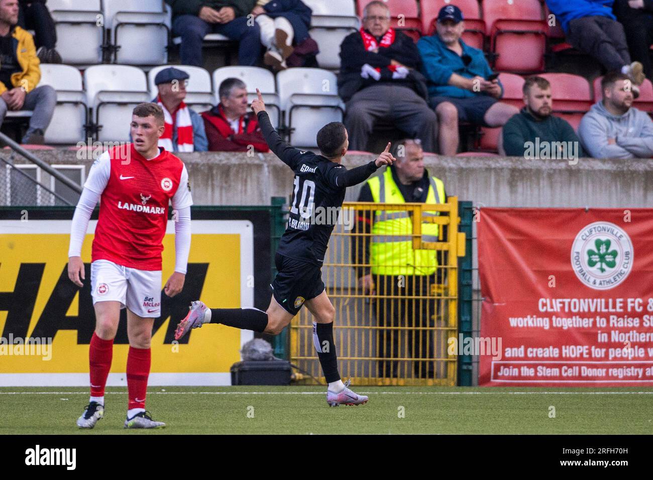 Der Nazmi Gripshi des FC Ballkani feiert das zweite Tor seiner Teams während der zweiten Qualifikationsrunde der UEFA Europa Conference League, dem zweiten Spiel auf der zweiten Etappe im Solitude Stadium, Belfast. Foto: Donnerstag, 3. August 2023. Stockfoto