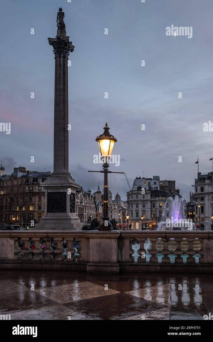 Nelsons-Kolumne, Trafalgar Square am frühen Abend im Regen Stockfoto