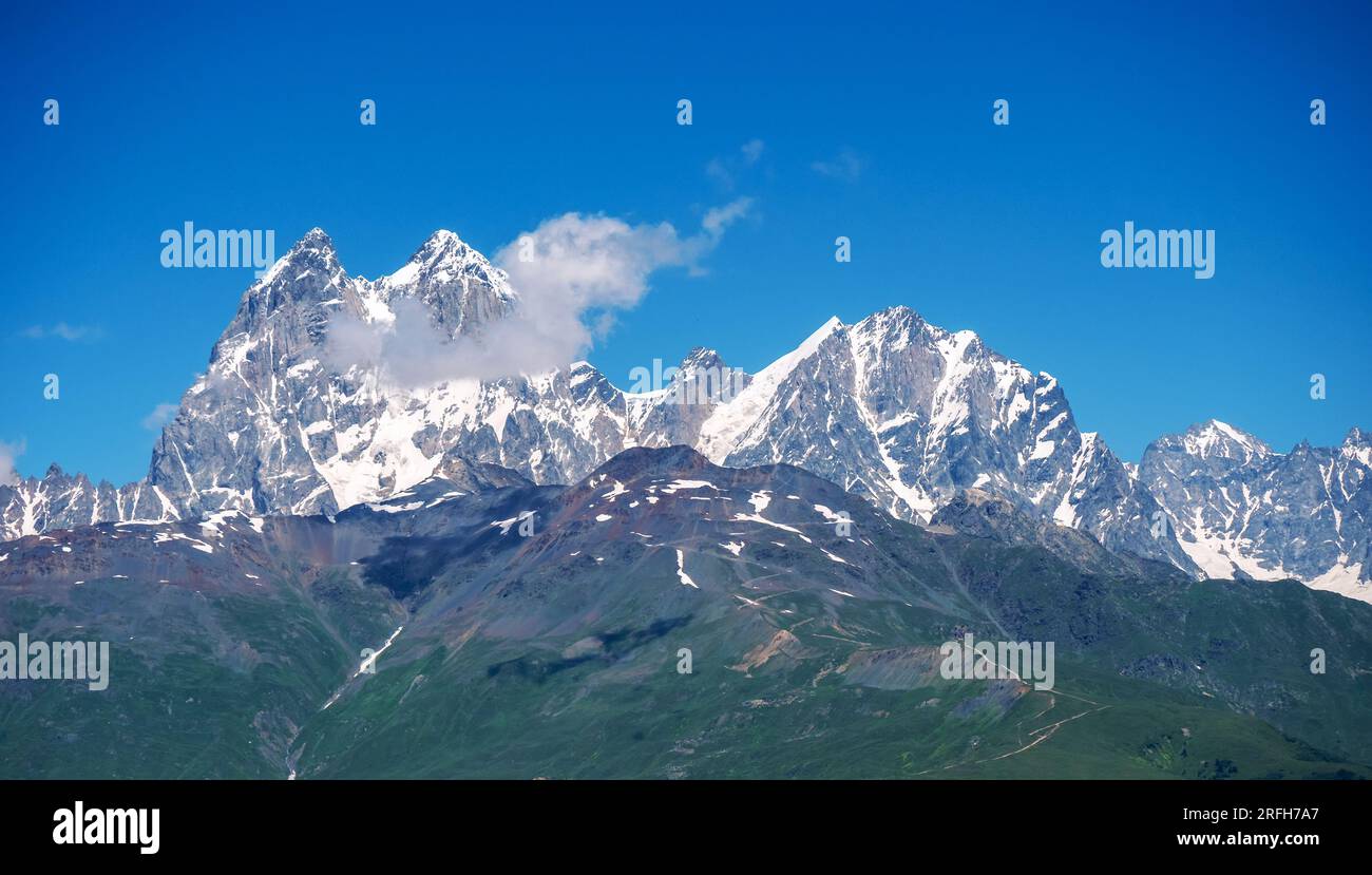 Schneebedeckte Berggipfel in Mestia, Svaneti, Georgia. Stockfoto