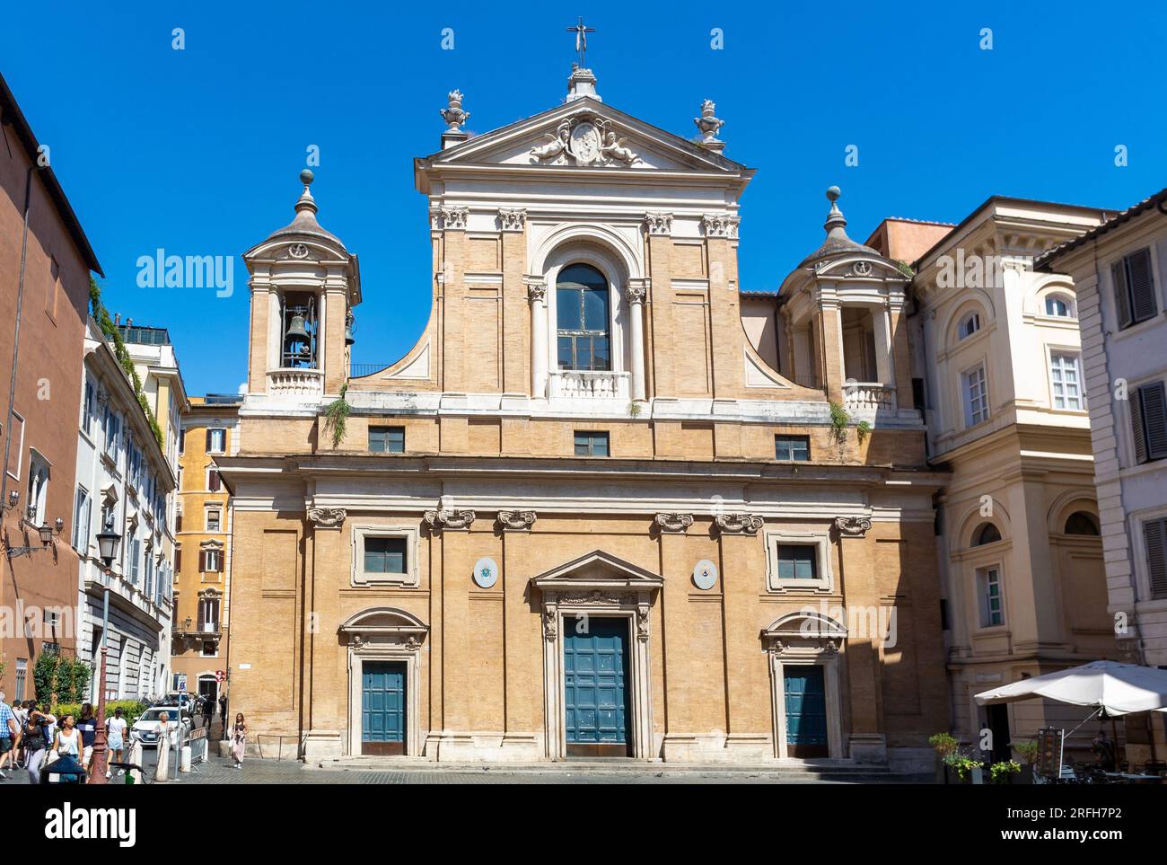 Rom, Latium, Italien, die Fassade der Kirche Santa Maria in Aquiro, auf italienisch, Chiesa di Santa Maria in Aquiro an der Piazza Capranica. Stockfoto