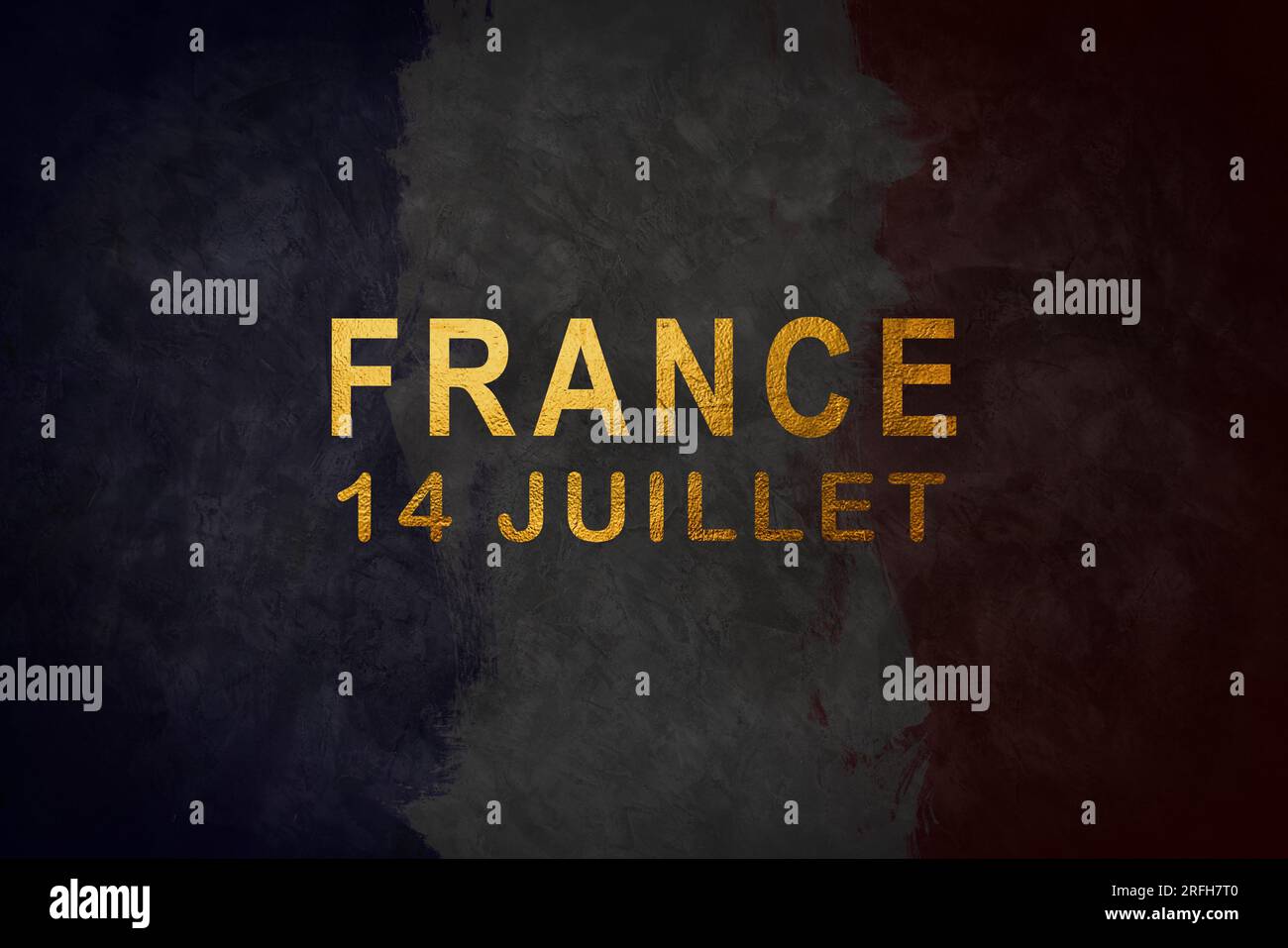 Einige französische Flaggen und der Text bon 14 Juillet, Happy 14 July, der Nationaltag Frankreichs, geschrieben auf Französisch, vor einem cremefarbenen Hintergrund. Stockfoto