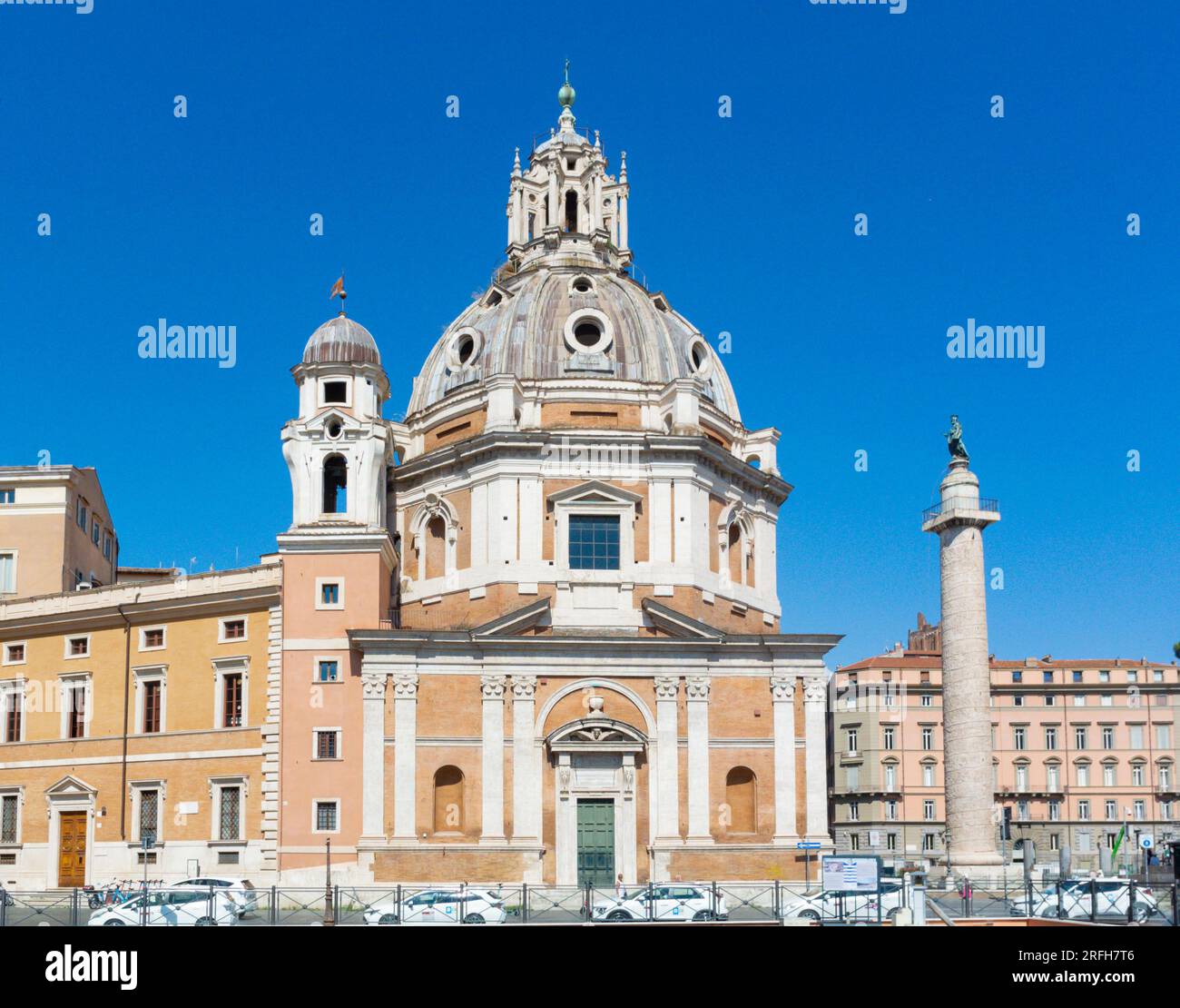 Rom, Latium, Italien, Eine Landschaft mit Kirche Santa Maria di Loreto (auf Italienisch: Chiesa Santa Maria di Loreto) und Colonna Traiana. Stockfoto