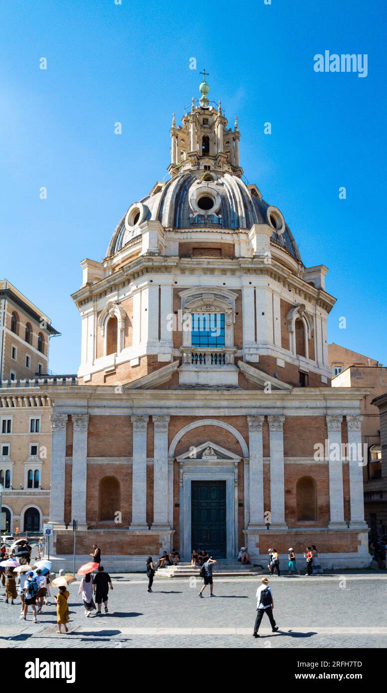 Rom, Latium, Italien, chinesische Touristen vor der Kirche Santa Maria di Loreto, ( auf Italienisch, Chiesa Santa Maria di Loreto) Stockfoto