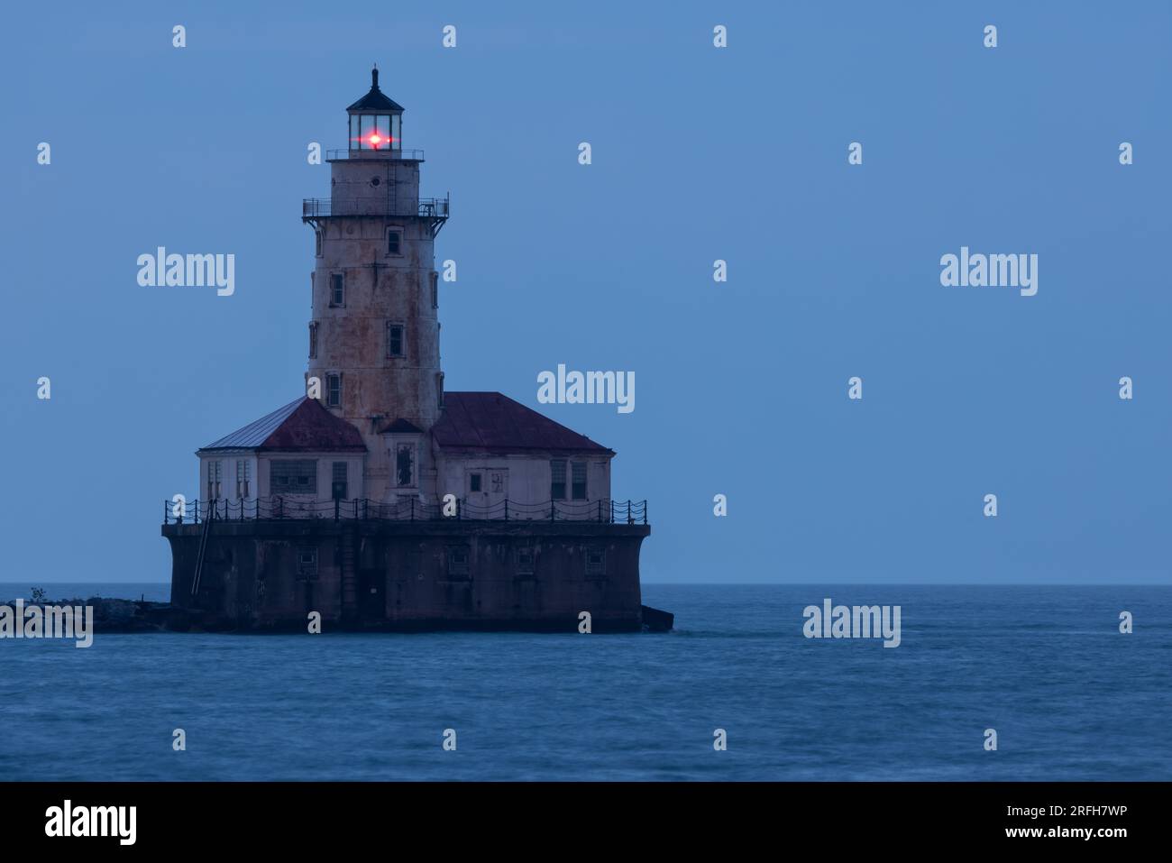 Chicago Harbor Lighthouse an einem regnerischen Abend. Stockfoto