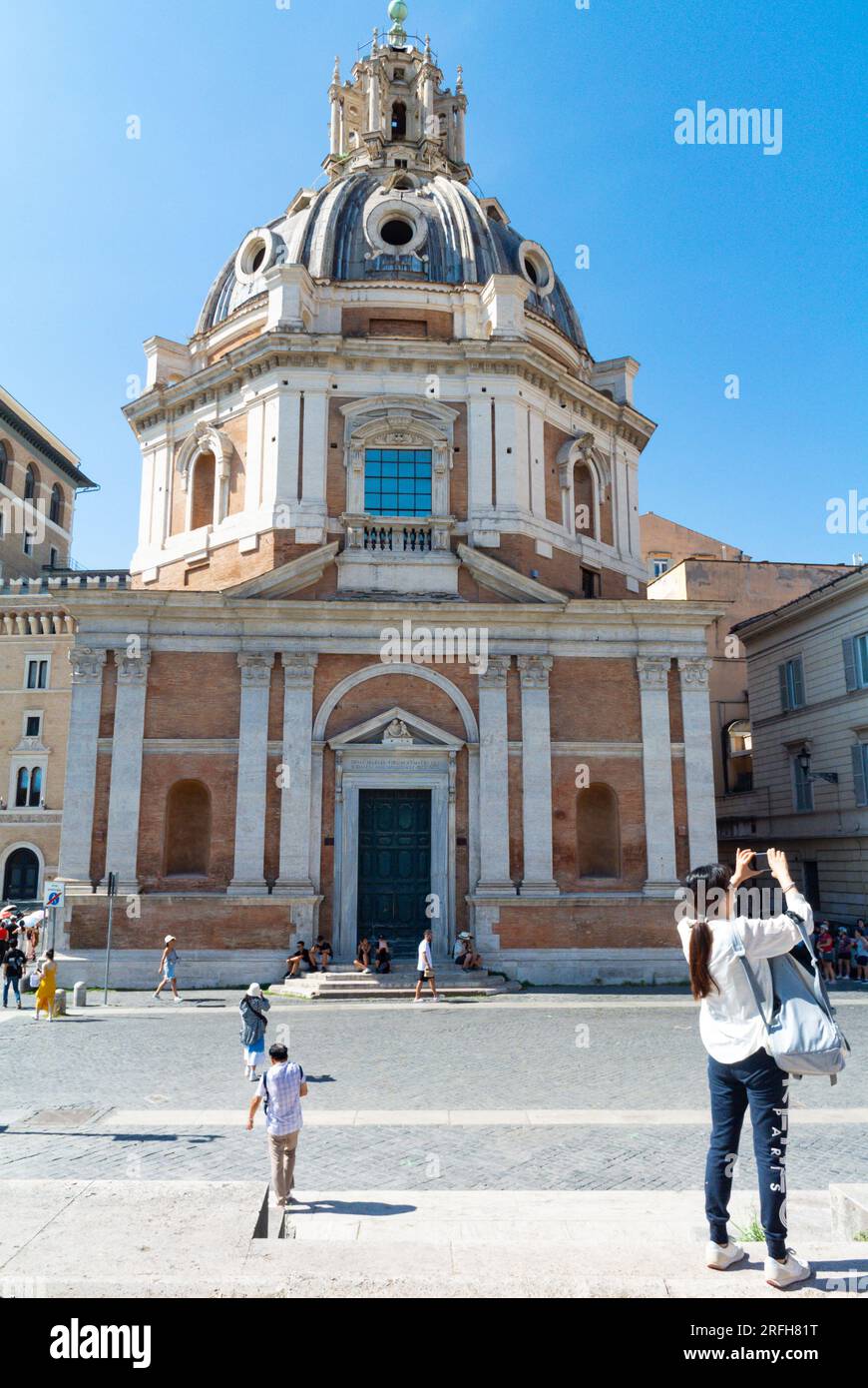 Rom, Latium, Italien, chinesische Touristen vor der Kirche Santa Maria di Loreto, ( auf Italienisch, Chiesa Santa Maria di Loreto) Stockfoto