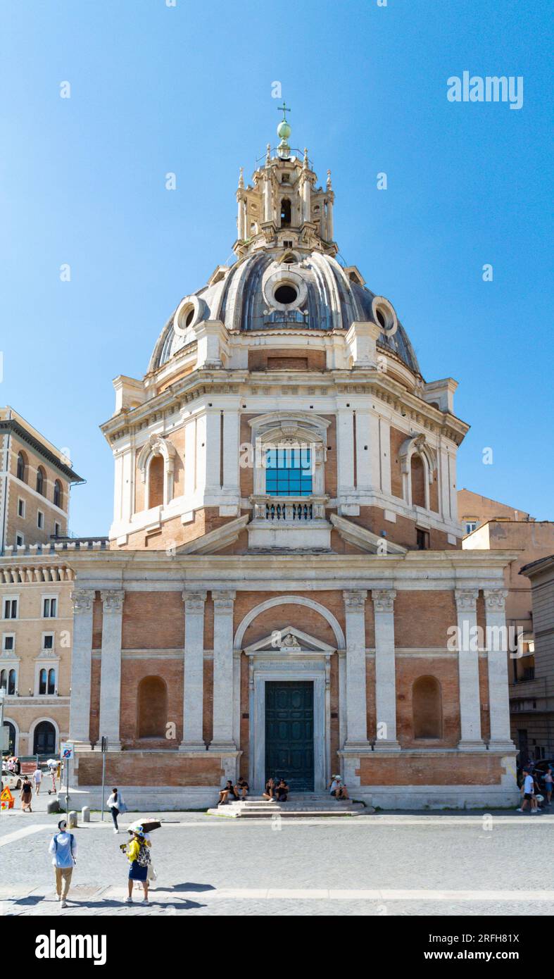 Rom, Latium, Italien, chinesische Touristen vor der Kirche Santa Maria di Loreto, ( auf Italienisch, Chiesa Santa Maria di Loreto) Stockfoto
