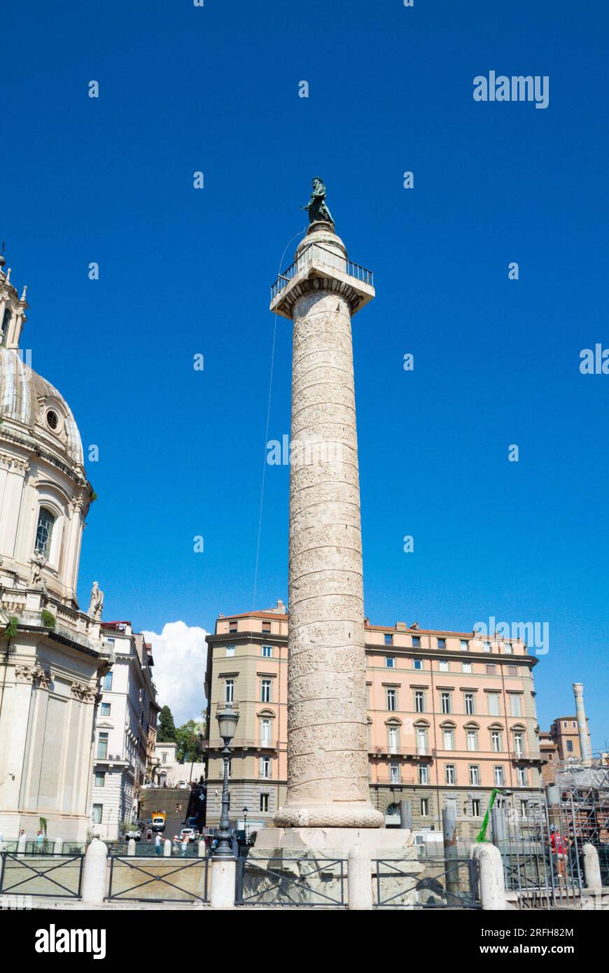 Rom, Latium, Italien, Colonna Traiana ist ein Denkmal, das in Rom errichtet wurde, um die Eroberung von Dacia (jetzt Rumänien) durch Kaiser Trajan zu feiern. Stockfoto
