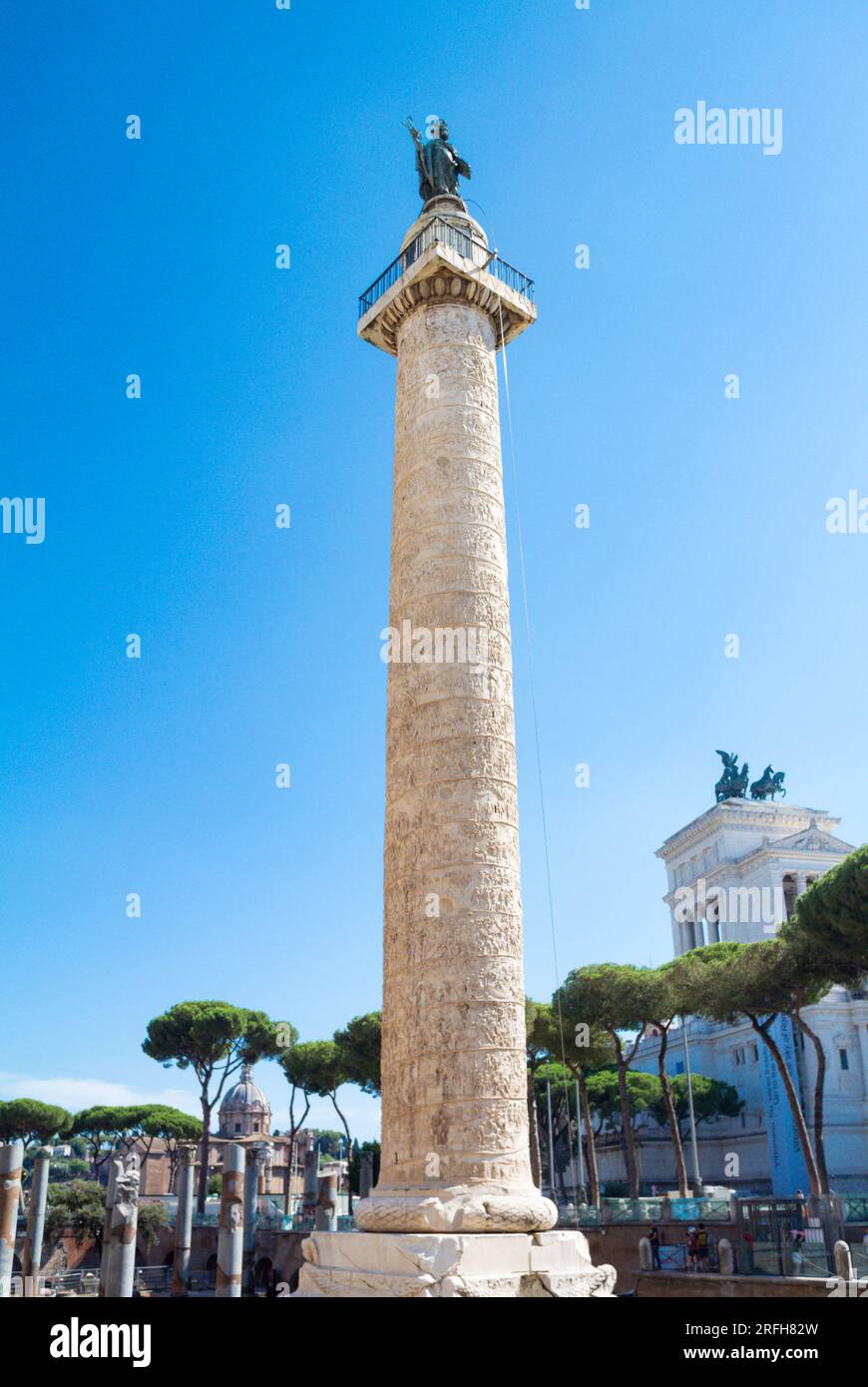 Rom, Latium, Italien, Colonna Traiana ist ein Denkmal, das in Rom errichtet wurde, um die Eroberung von Dacia (jetzt Rumänien) durch Kaiser Trajan zu feiern. Stockfoto