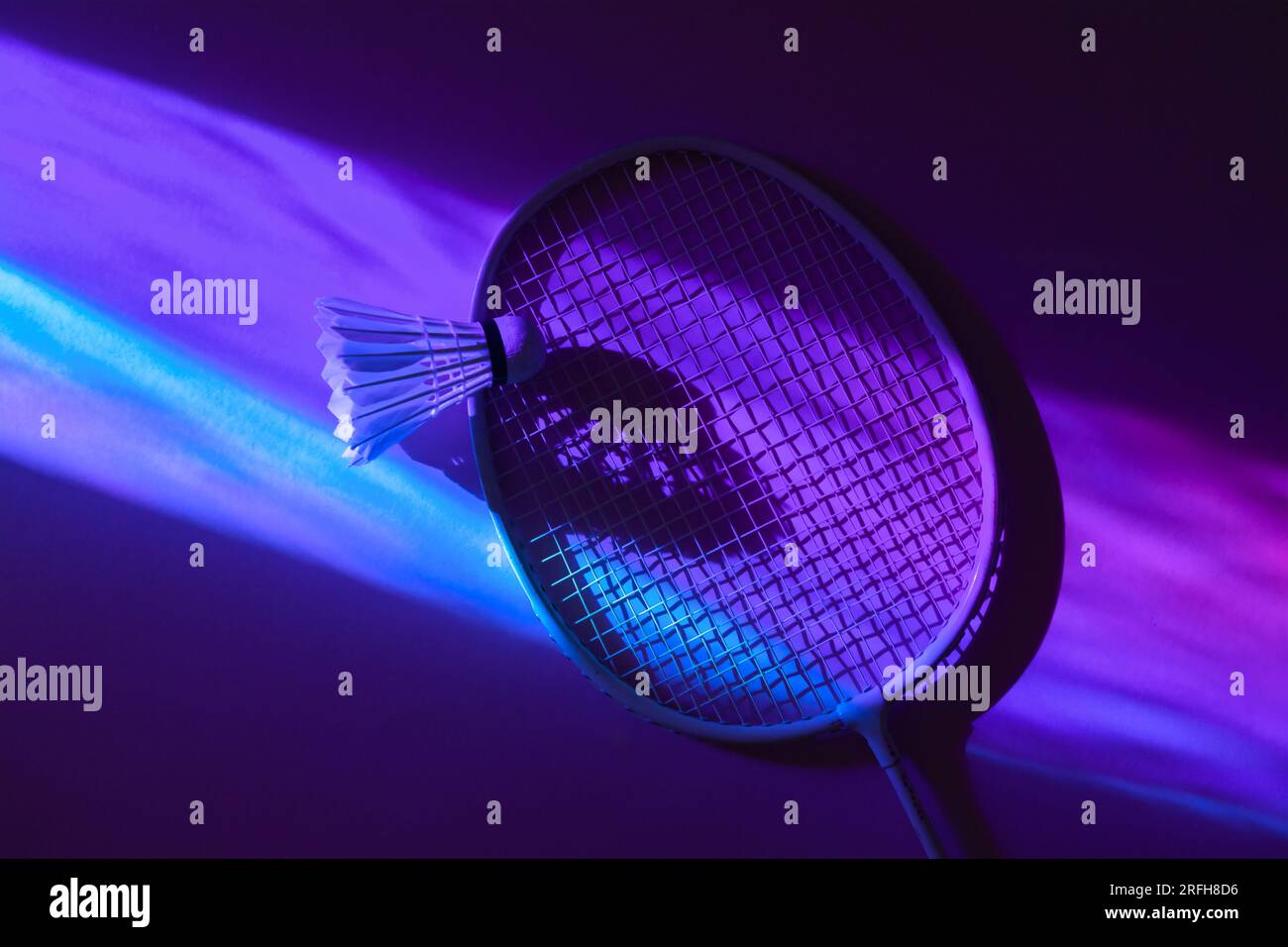 Badminton-Raketen und Shuttleräume in kräftigen holographischen Neonfarben mit Farbverlauf. Horizontales Sportposter, Grußkarten, Kopfzeilen, Website und Stockfoto