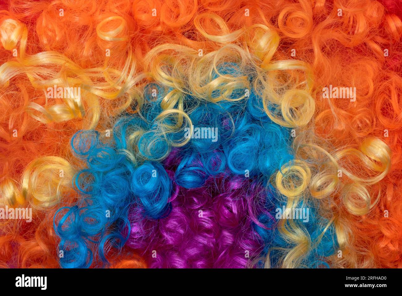 Lustige Party Konzept Regenbogen Clown Perücke flauschig Synthetisch Cosplay Anime Fancy Wigs Festliche Purim Stockfoto