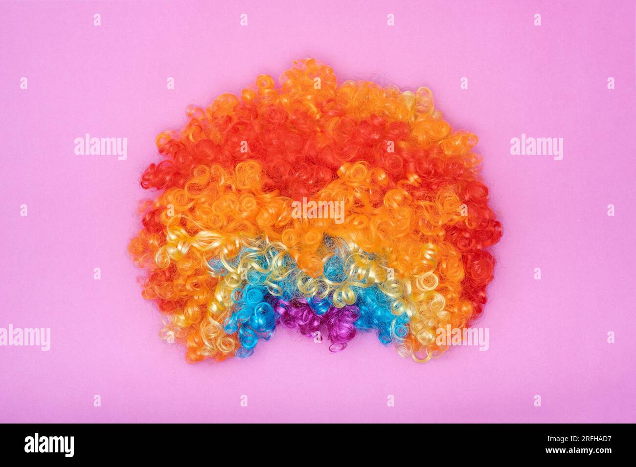 Lustige Party Konzept Regenbogen Clown Perücke flauschig Synthetisch Cosplay Anime Fancy Wigs Festliche Purim Stockfoto