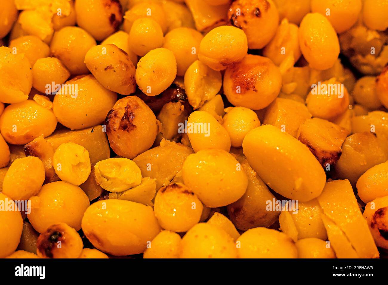 Hintergrund junger gekochter Kleinkartoffeln. Gesundes Essen, Folsäure Stockfoto