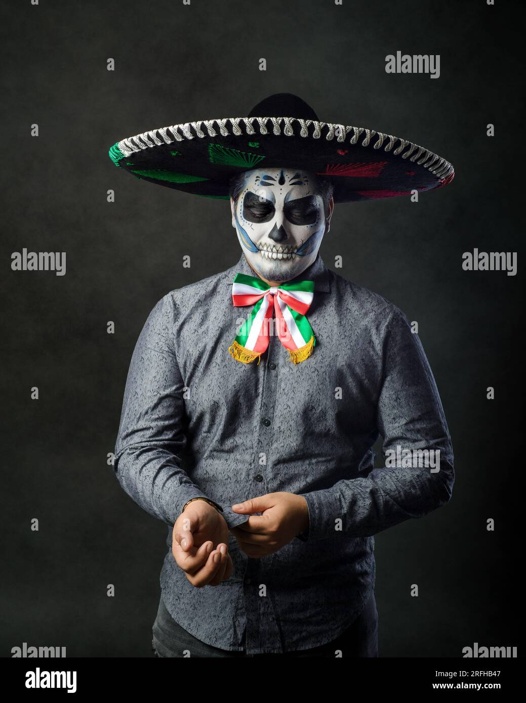 Porträt einer catrin mit einem Charro-Hut. Typisch mexikanischer Charakter. Der Tag der Toten und Halloween Versöhnung. Stockfoto