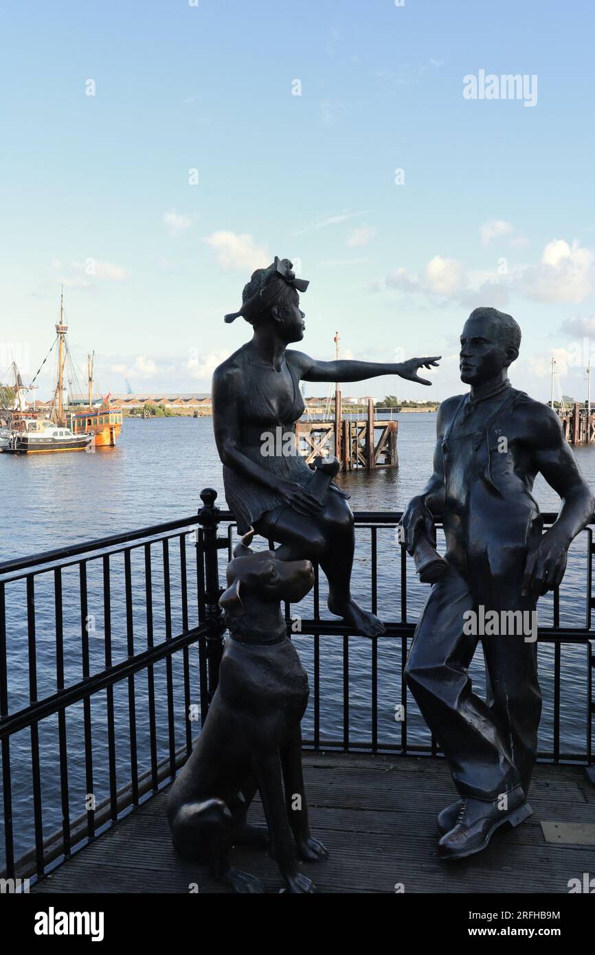 Leute wie wir, Bronze Sculpture am Mermaid Quay, Cardiff Bay, Wales Stockfoto