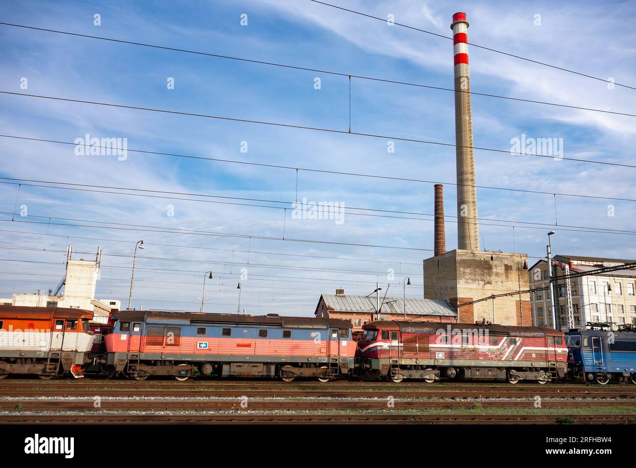 BRECLAV, TSCHECHISCHE REPUBLIK - 7. SEPTEMBER 2014: CD Cargo Züge und Lokomotiven vor dem Gumotex-Werk in Breclav Stockfoto