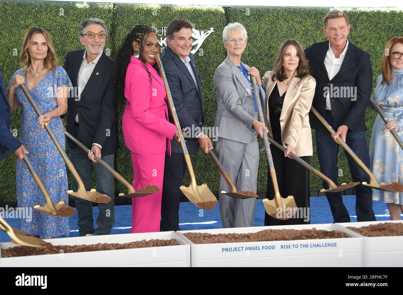 Los Angeles, USA. 03. Aug. 2023. (L-R) Trisha Cardoso, Chuck Lorre, Sheryl Lee Ralph, Richard Ayoub, Project Angel Food CEO, Jamie Lee Curtis, Marianne Williamson und Tim Robinson bei der Project Angel Food's Rise to the Challenge Ground Breaking Ceremony, die am Donnerstag, den 03. August 2023, im Project Angel Food in Hollywood, Kalifornien, stattfindet. (Foto: Sthanlee B. Mirador/Sipa USA) Guthaben: SIPA USA/Alamy Live News Stockfoto