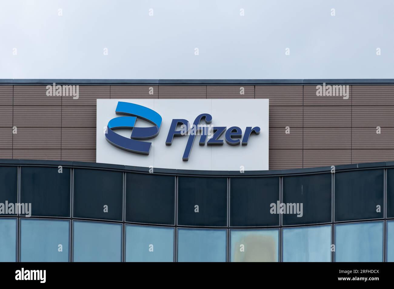 Neues Logo der pharmazeutischen Gesellschaft Pfizer am deutschen Hauptsitz in Berlin Stockfoto