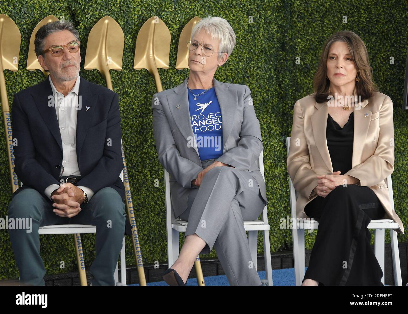 Los Angeles, USA. 03. Aug. 2023. (L-R) Chuck Lorre, Jamie Lee Curtis und Marianne Williamson bei der Zeremonie Project Angel Food's Rise to the Challenge Ground Breaking, die am Donnerstag, den 03. August 2023, im Project Angel Food in Hollywood, Kalifornien, stattfindet. (Foto: Sthanlee B. Mirador/Sipa USA) Guthaben: SIPA USA/Alamy Live News Stockfoto