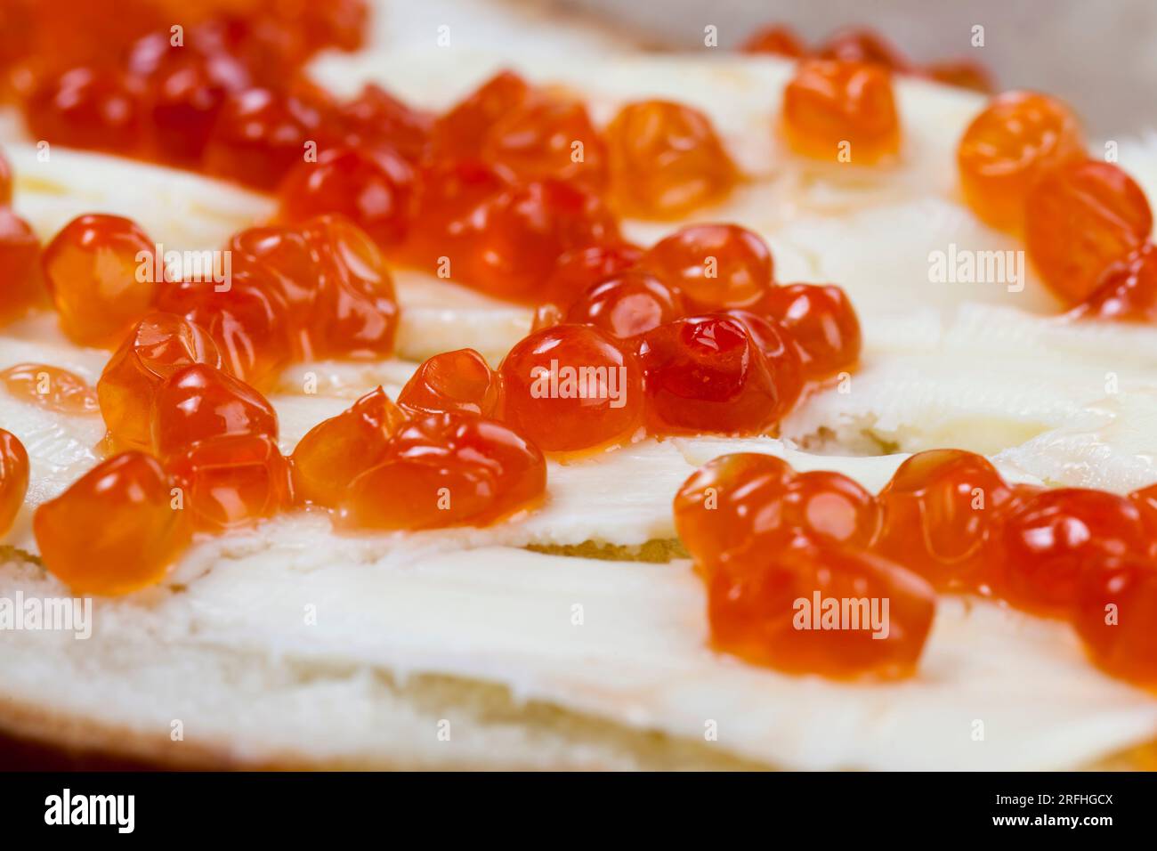 Ein Stück Weizenbrot mit Butter und rotem Kaviar, Lachs-roter Kaviar auf Brotzubereitung von Snacks Stockfoto