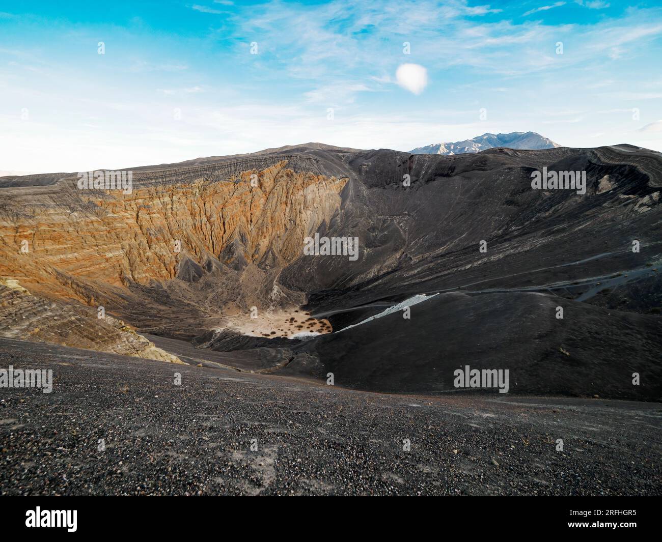 Ubehebe Crater, ein Vulkankrater, 1/2 Meile breit und 600 Fuß tief, Death Valley National Park, Kalifornien, USA. Stockfoto