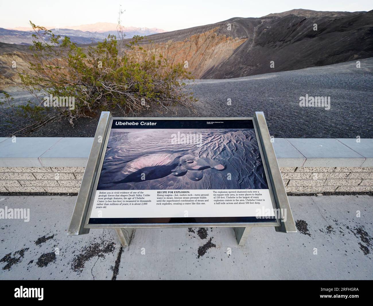 Ubehebe Crater, ein Vulkankrater, 1/2 Meile breit und 600 Fuß tief, Death Valley National Park, Kalifornien, USA. Stockfoto