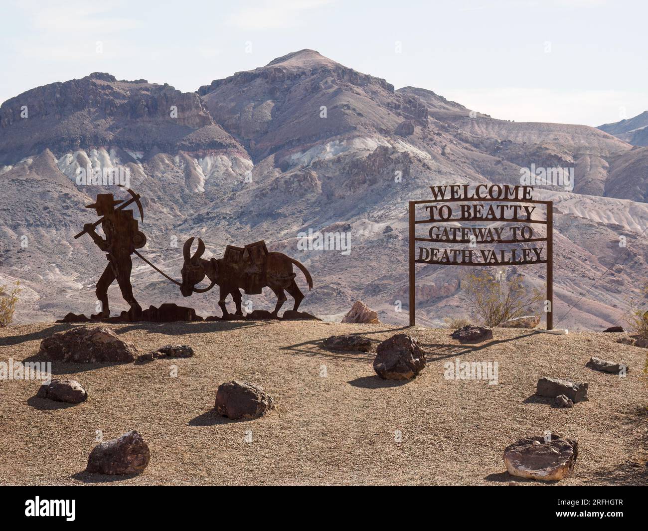 Ein Schild für Reisende nach Beatty, dem Tor zum Death Valley in der Nähe des Death Valley National Park, Nevada, USA. Stockfoto