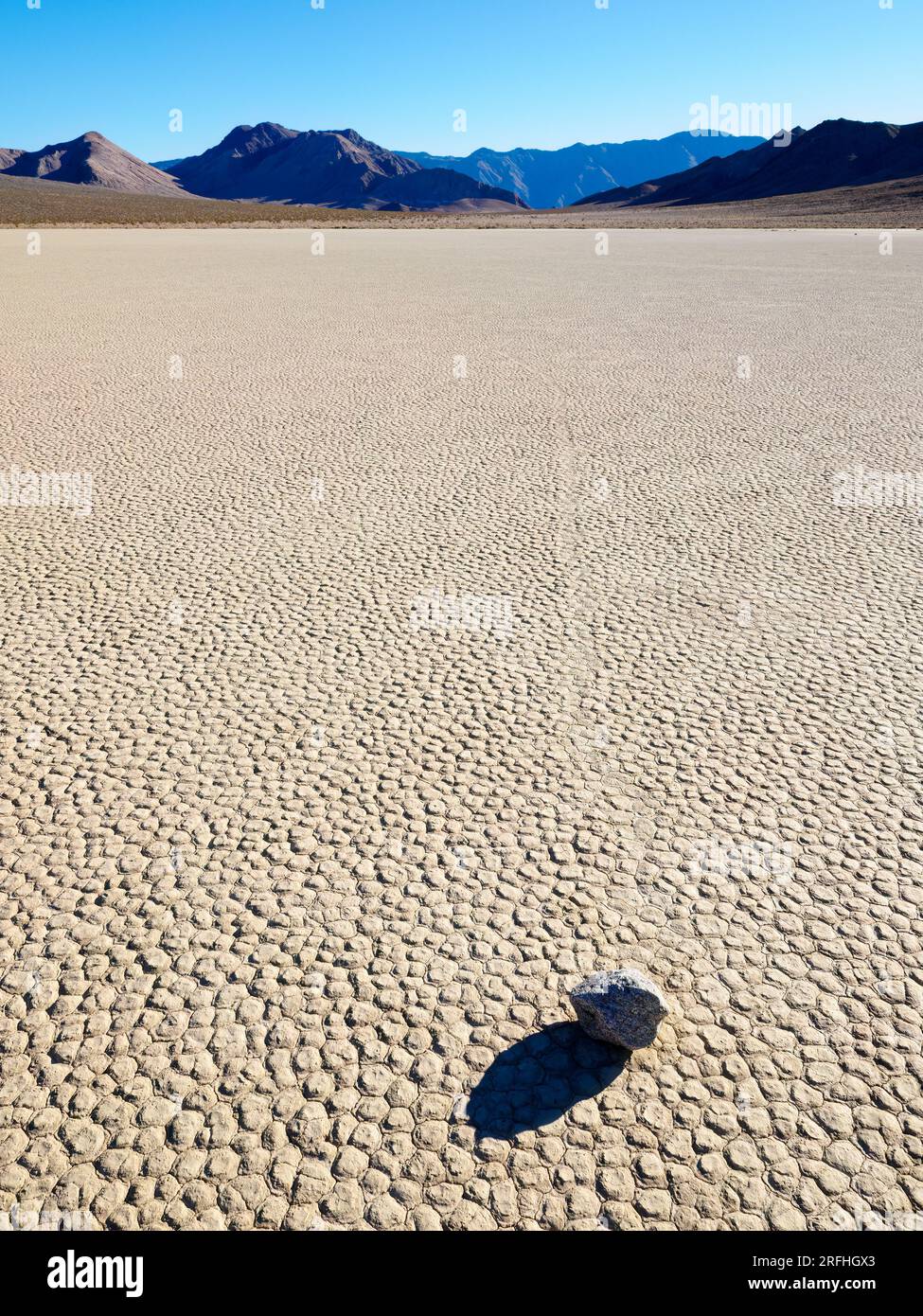 Im Death Valley-Nationalpark, Kalifornien, USA, gibt es bewegende Felsen auf der Rennstrecke, einen playa oder ausgetrocknete Seen. Stockfoto