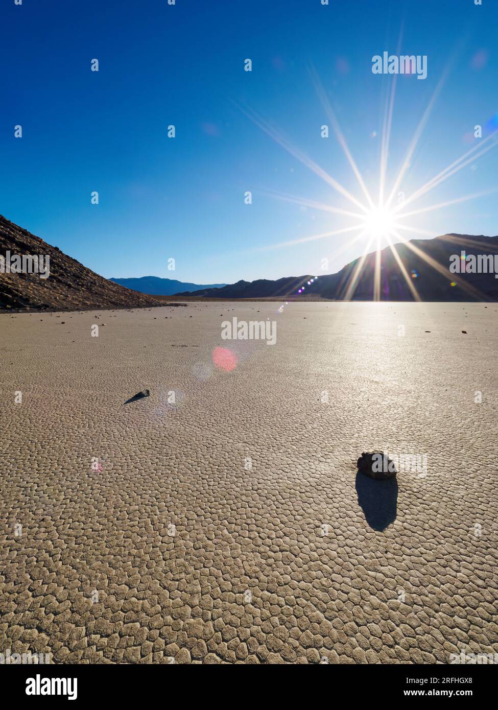 Im Death Valley-Nationalpark, Kalifornien, USA, gibt es bewegende Felsen auf der Rennstrecke, einen playa oder ausgetrocknete Seen. Stockfoto
