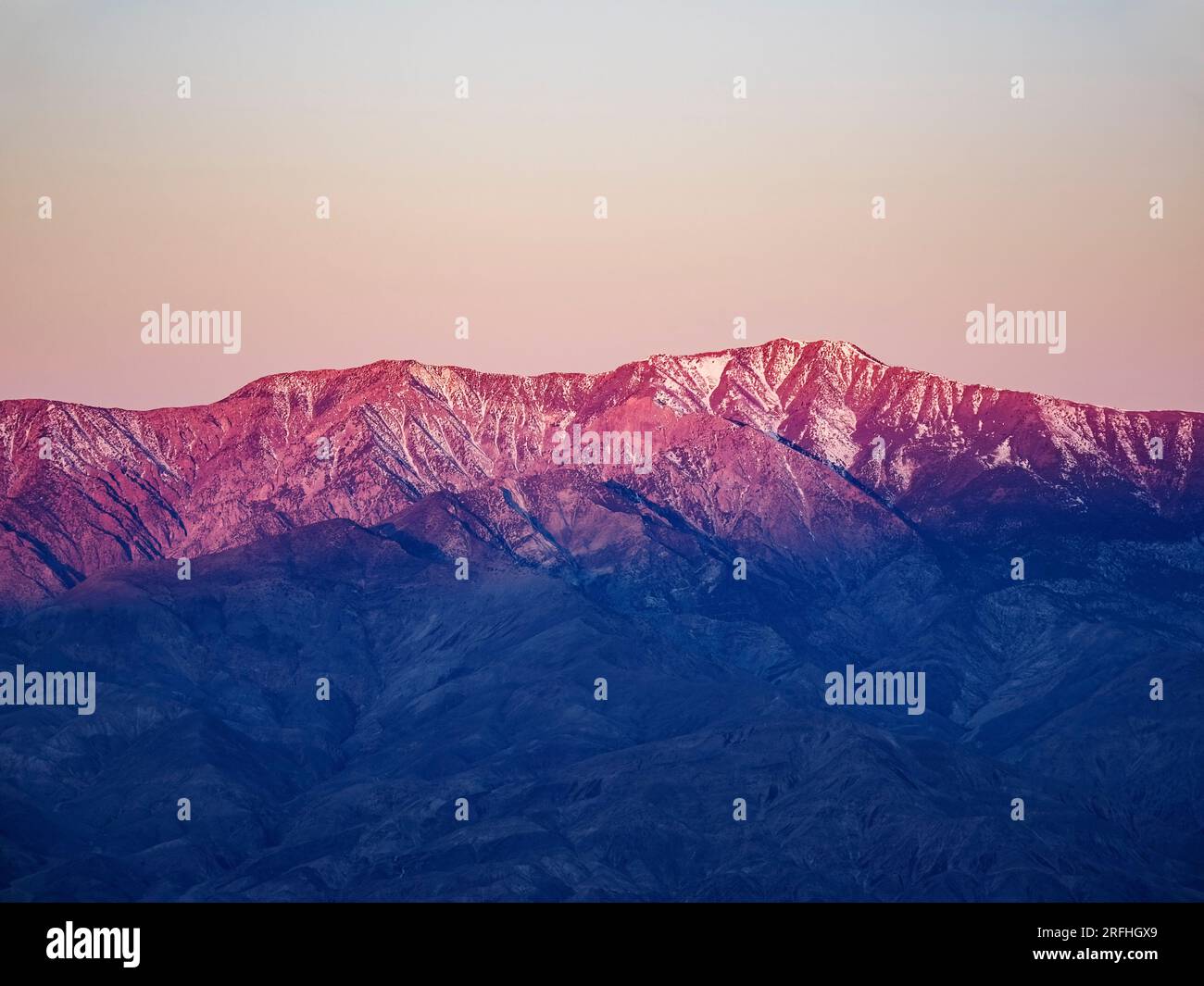 Sonnenaufgang über Badwater Basin, Telescope Peak von Dante's View im Death Valley National Park, Kalifornien, USA. Stockfoto