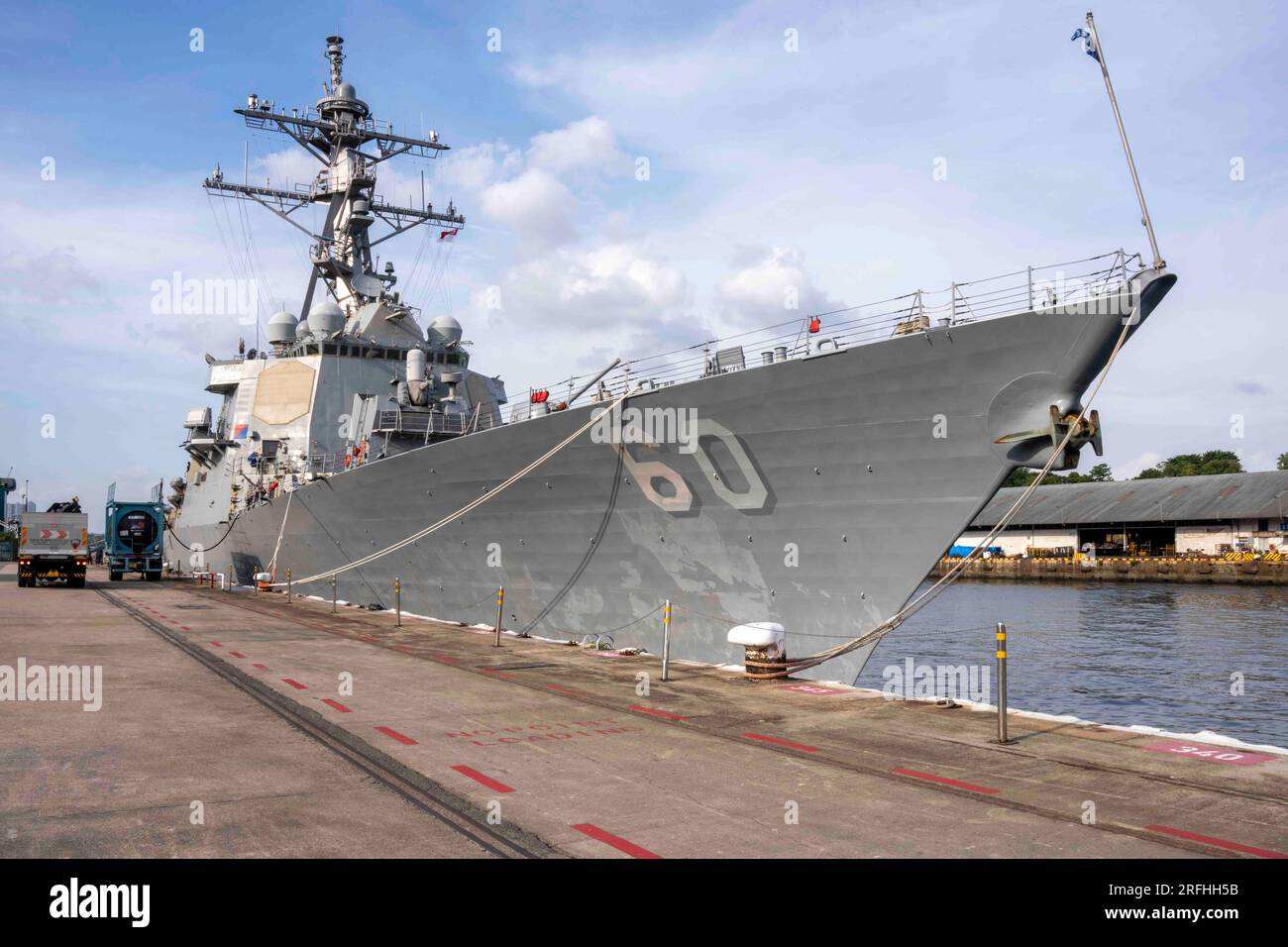 230731-N-JC800-0040 SINGAPUR (31. Juli 2023) - der geführte Misle Destroyer USS Paul Hamilton (DDG 60) aus der Arleigh-Burke-Klasse sitzt während eines regelmäßig geplanten Hafenbesuchs in Singapur am 31. Juli an der Sembawang Naval Instillation (SNI). Befehlshaber der Logistikgruppe/Task Force 73 (COMLOG WESTPAC/CTF 73) sind die USA Die führende Organisation der Marine für mobile Logistik, die das Einsatzgebiet der 7.-Flotte unterstützt. COMLOG WESTPAC/CTF 73 unterstützt die USA Die Seestreitkräfte der Marine sind zusammen mit regionalen Verbündeten und Partins für alle Tauch- und Bergungseinsätze im westlichen Pazifik verantwortlich Stockfoto