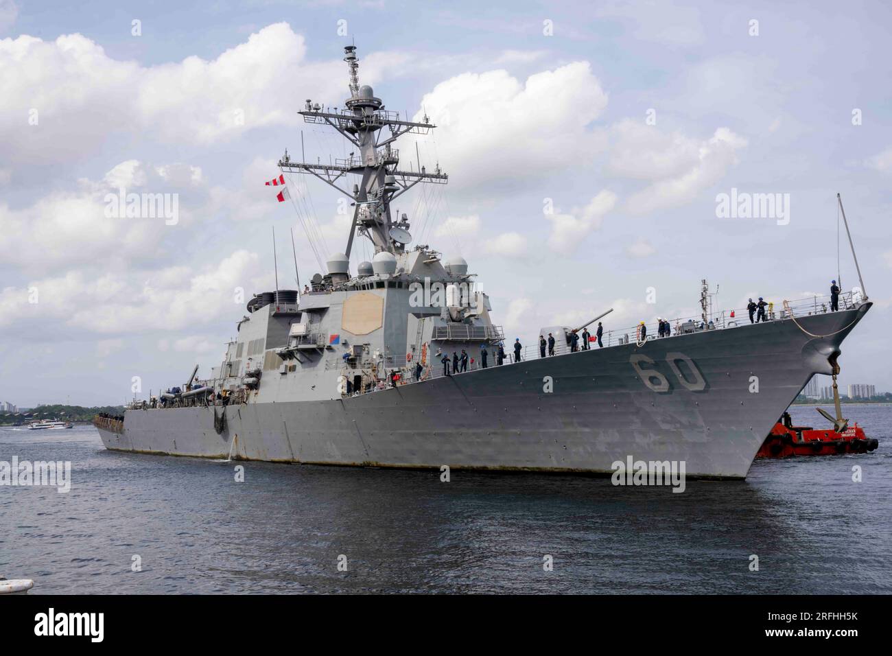 230731-N-JC800-0016 SINGAPUR (31. Juli 2023) - der geführte Misle Destroyer USS Paul Hamilton (DDG 60) aus der Arleigh-Burke-Klasse bereitet sich während eines regelmäßig geplanten Hafenbesuchs in Singapur am 31. Juli auf die Moor-Seite der Sembawang Naval Instillation (SNI) vor. Befehlshaber der Logistikgruppe/Task Force 73 (COMLOG WESTPAC/CTF 73) sind die USA Die führende Organisation der Marine für mobile Logistik, die das Einsatzgebiet der 7.-Flotte unterstützt. COMLOG WESTPAC/CTF 73 unterstützt die USA Seestreitkräfte der Marine und ist für alle Tauch- und Bergungseinsätze im westlichen Pazifik sowie für die regionale Alli-Region verantwortlich Stockfoto