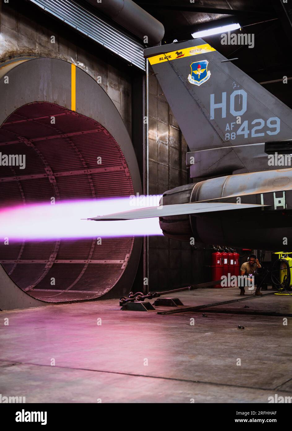 USA Air Force Senior Airman Ayo Motley, 309. Fighter Squadron Engine Specialist, steht als Bodenkontrolle während der Zertifizierung für den installierten Motorbetrieb für den General Electric F110 betriebenen Bock 40 F-16 Fighting Falcon, 20. Juli 2023, auf dem Luftwaffenstützpunkt Luke, Arizona, bereit. Der GE F110 ist ein Turbofan-Düsentriebwerk, das sowohl die F-15 als auch die F-16-Kampfflugzeuge antreibt. (USA Air Force Foto von Airman 1. Class Katelynn Jackson) Stockfoto