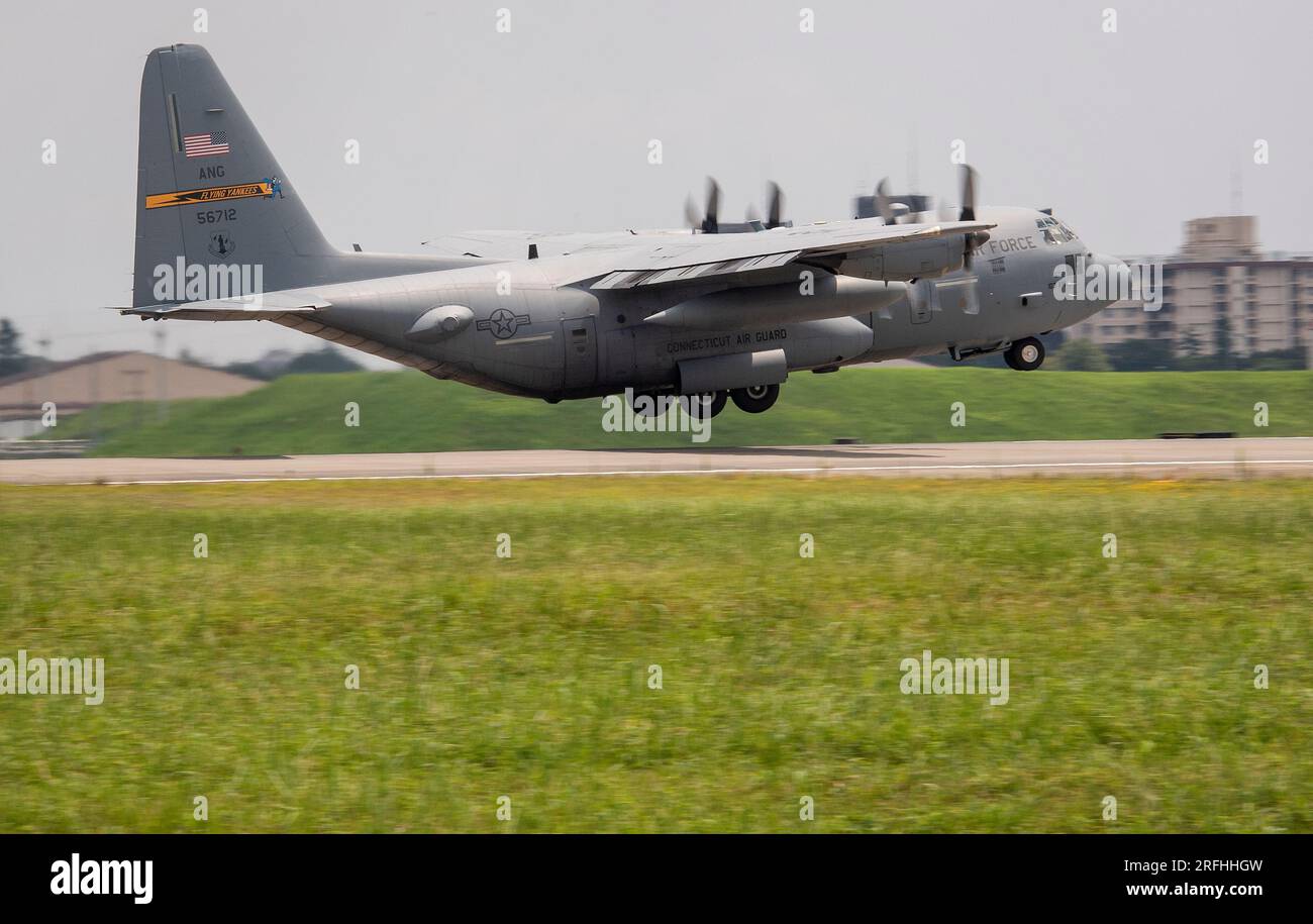 Eine C-130 Hercules, die dem 103. Airlift Wing, Connecticut Air National Guard, zugeteilt wurde, startet am Yokota Air Base, Japan, 17. Juli 2023, zur Unterstützung von Mobility Guardian 2023. Air National Guardsmen aus Missouri, Montana und Connecticut haben bis währenddessen als eine Einheit zusammengearbeitet, um sicherzustellen, dass C-130s eine schnelle globale Mobilität zur Unterstützung von MG23 erreichen konnte. MG23 ist ein multilaterales Unterfangen mit sieben teilnehmenden Ländern – Australien, Kanada, Frankreich, Japan, Neuseeland, Großbritannien und die Vereinigten Staaten – Einsatz von etwa 70 Mobilitätsflugzeugen an mehreren Standorten, die sich über eine Strecke von 3.000 km erstrecken Stockfoto