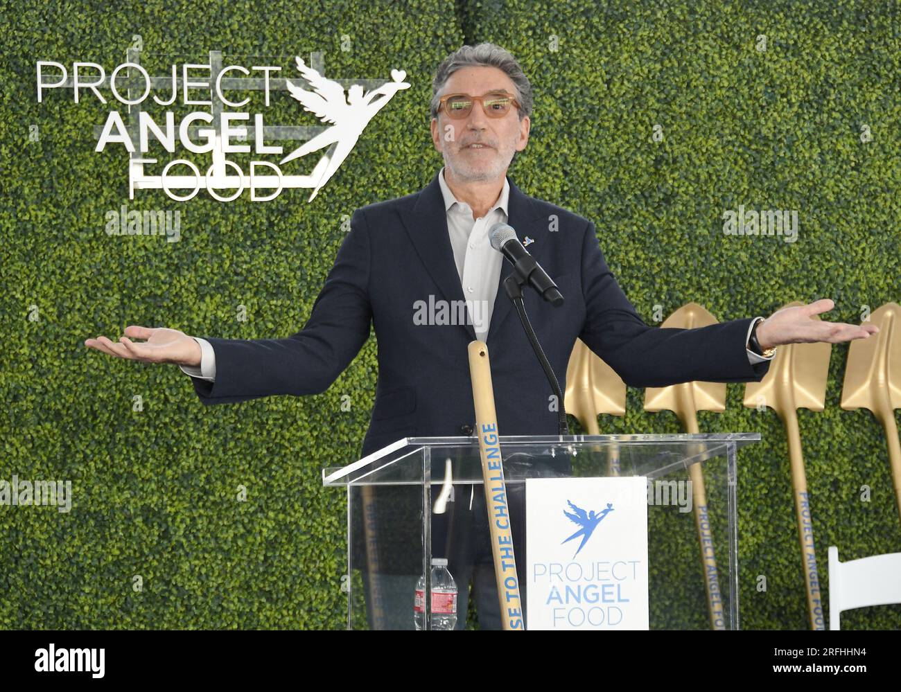 Los Angeles, USA. 03. Aug. 2023. Chuck Lorre bei der Zeremonie „Project Angel Food's Rise to the Challenge Ground Breaking“, die am Donnerstag, den 03. August 2023, im Project Angel Food in Hollywood, Kalifornien, stattfindet. (Foto: Sthanlee B. Mirador/Sipa USA) Guthaben: SIPA USA/Alamy Live News Stockfoto