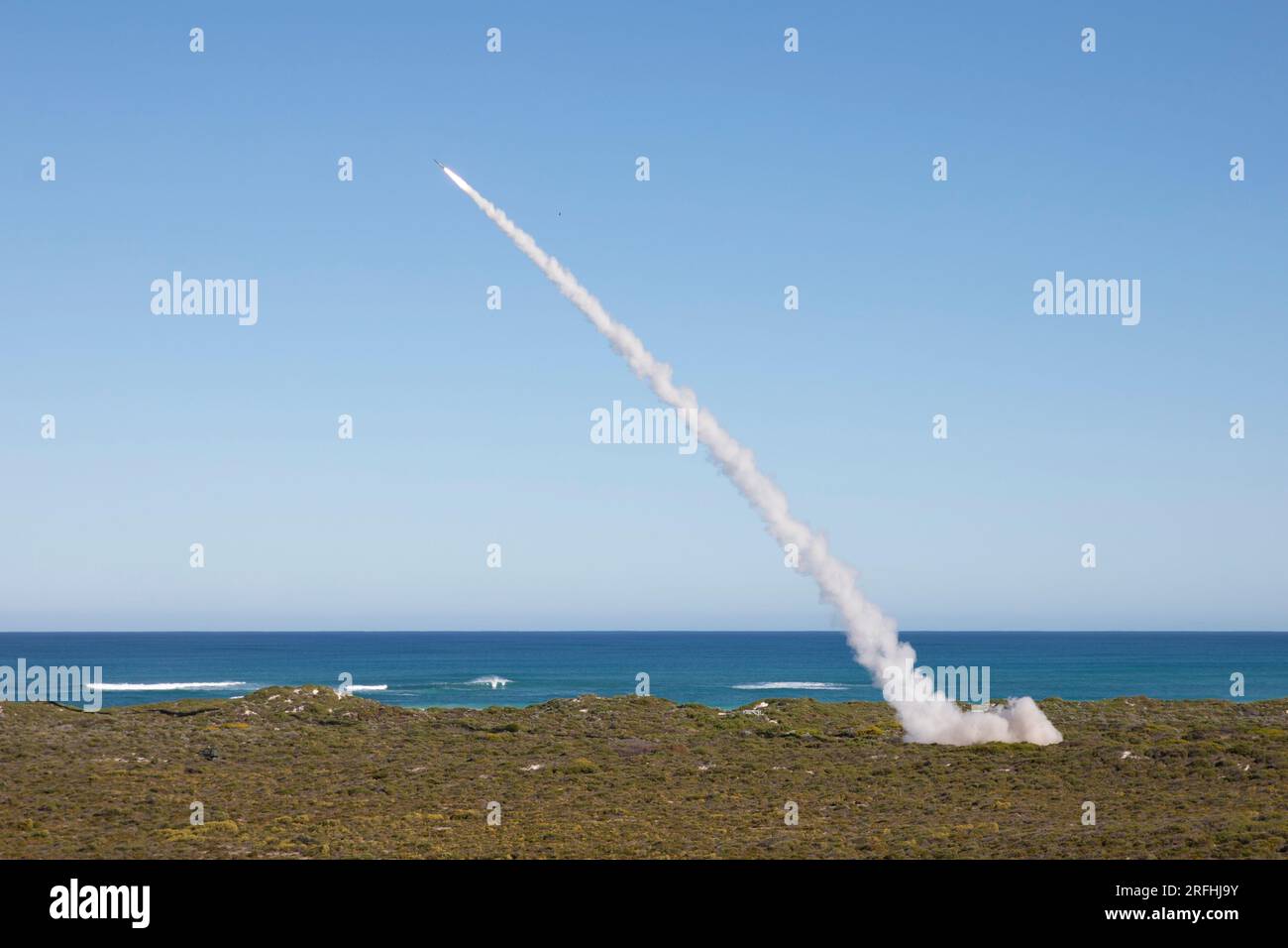 Die Allianz zwischen Australien und den USA wurde mit der Hand in Hand gezeigt, die HIMARS beim Ex HIGHBALL am 1. August 2023 in Westaustralien, Lancelin, auf den Markt brachte. Übung HIGHBALL ist eine bilaterale Übung zur Unterstützung der Besatzung des JTF-519-Elements für die sensible bilaterale Übung Australiens und der USA, die darauf abzielt, die Konzepte der australischen Verteidigungskräfte (ADF) für den Einsatz landgestützter Langstreckenraketen und Raketen in der Küstenverteidigung und im maritimen Streik zu entwickeln. Der Schwerpunkt liegt auf der Fähigkeit der ADF und der US-amerikanischen Kapazitäten, integrierte Targeting-Infor-Funktionen bereitzustellen Stockfoto