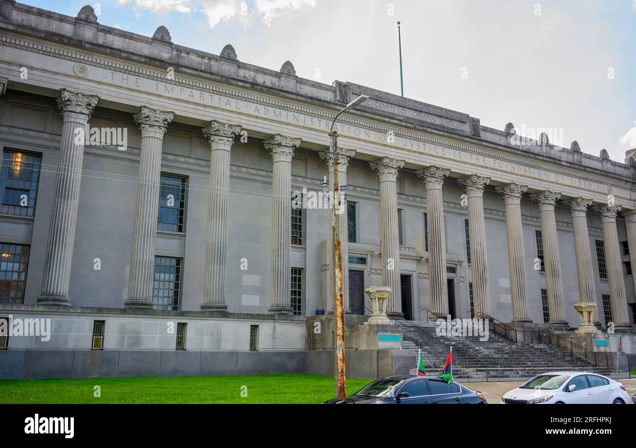 NEW ORLEANS, LA, USA - 25. JULI 2023: Vor dem Strafgericht in Tulane und den Broad Streets in Mid City Stockfoto
