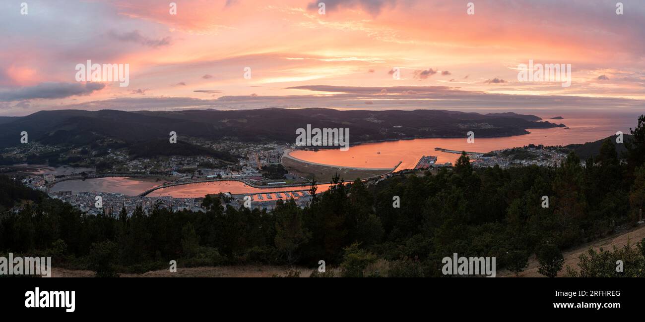 Ria de Viveiro en la costa de Lugo desde el mirador de San Roque Stockfoto
