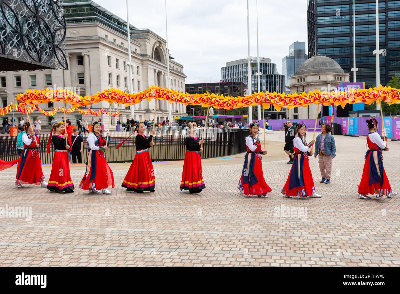 Chinesische Tänzer, die während des Birmingham Festivals 23 in Birmingham spazieren gehen Stockfoto