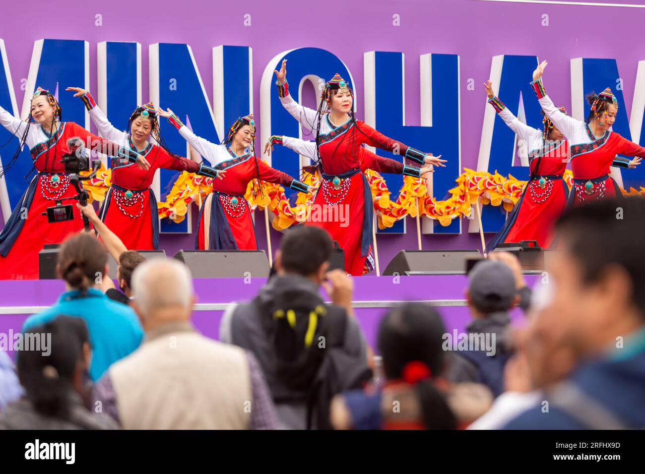 Chinesische Tänzerinnen treten beim Birmingham Festival 23 mit einem Drachen auf Stockfoto