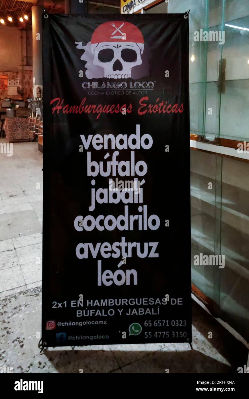 Schild in Mexiko mit Werbung für Hamburger aus exotischen Fleisch Hirsch Büffel Eber Cocodrile Aligator Strauß Löwe Speisekarte Protein Tiere Schlachter Stockfoto