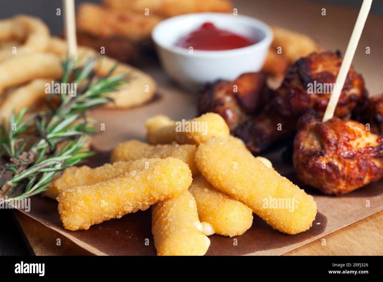 Frittierte Käsestifte mit anderen Gerichten, frittierte Käsegerichte im Restaurant Stockfoto