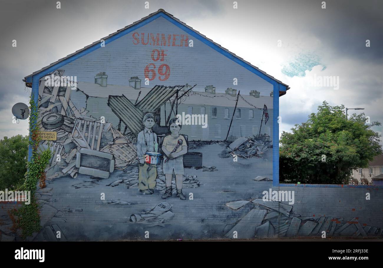 „Summer of 69“-Wandgemälde an einer Giebelwand in Hopewell Crescent, West Belfast, mit Szenen im Zusammenhang mit den Unruhen von 1969, Belfast, Nordirland Stockfoto