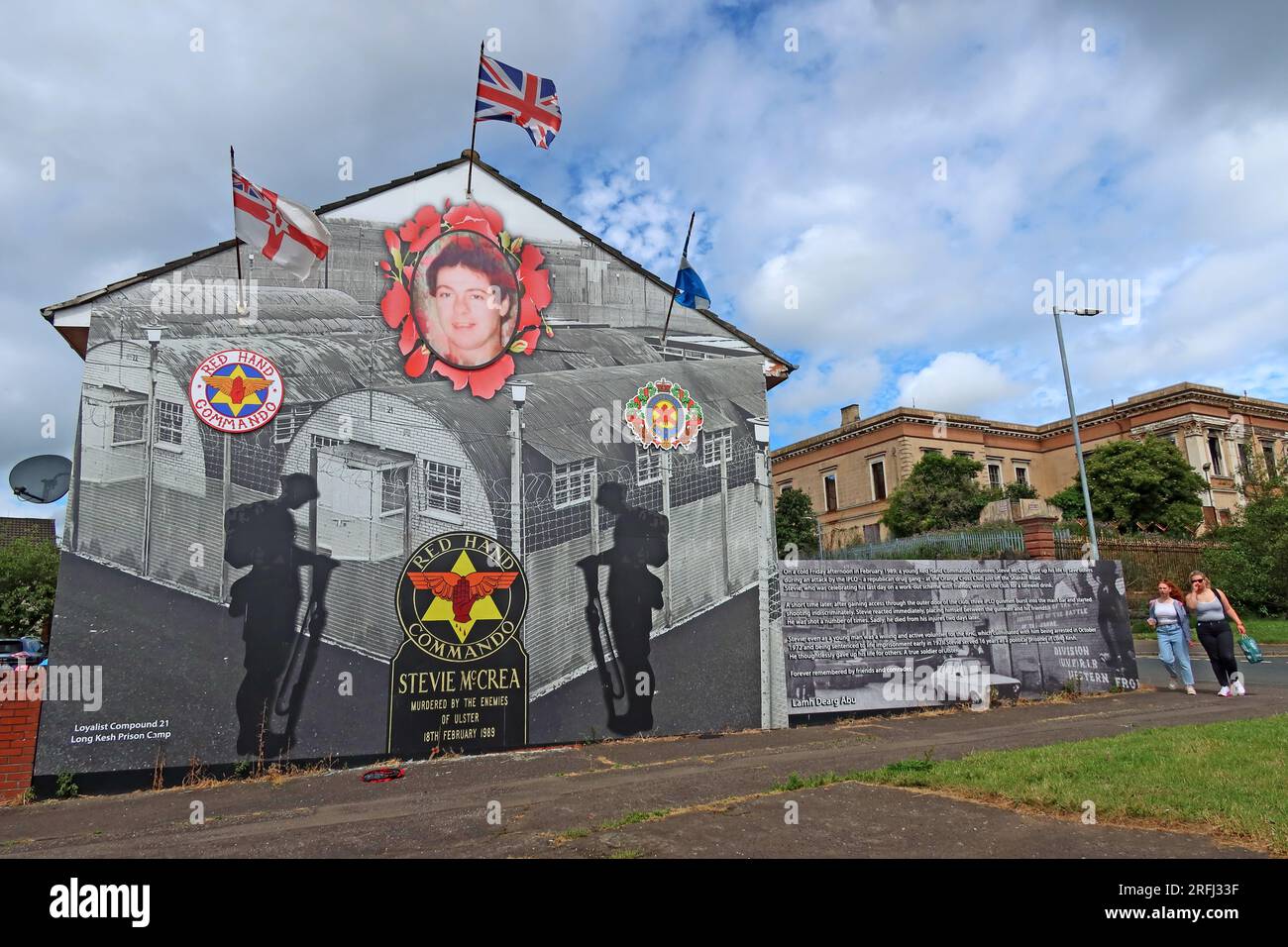 Loyalist Wandgemälde in der Lower Shankill Gegend von Belfast mit Bezug auf Steve McCrea, Long Kesh Prison und das Red Hand Commando in Nordirland, Großbritannien. Stockfoto