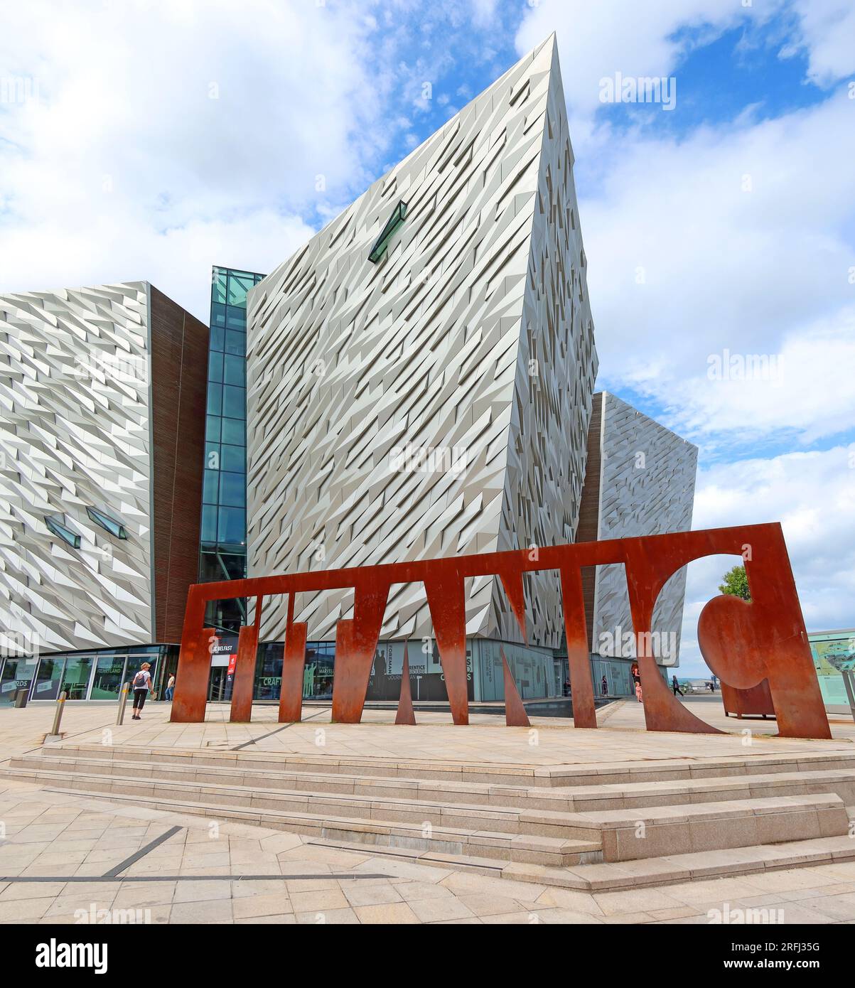 Eric Kuhnes Titanic Museum großes rostendes Eisenschild, 1 Olympic Way, Belfast, County Antrim, Nordirland, Vereinigtes Königreich, BT3 9EP Stockfoto