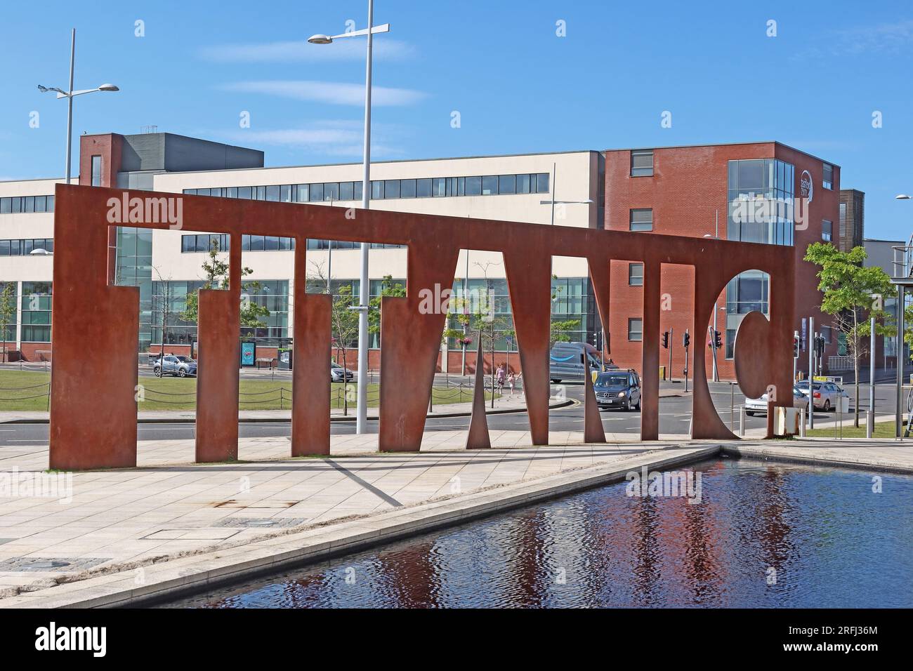 Eric Kuhnes Titanic Museum großes rostendes Eisenschild, 1 Olympic Way, Belfast, County Antrim, Nordirland, Vereinigtes Königreich, BT3 9EP Stockfoto