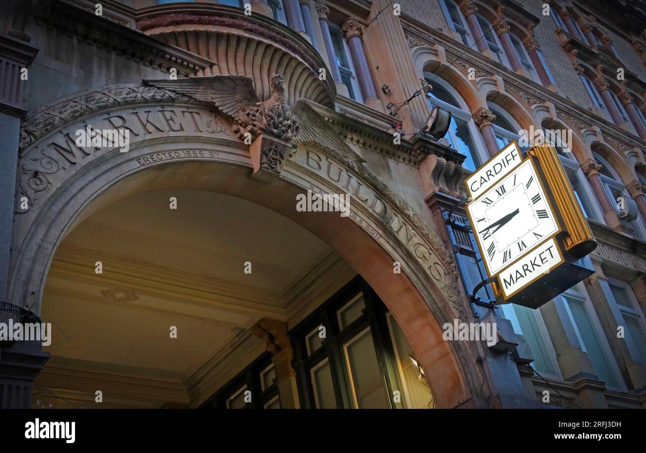 Cardiff Market Building und Uhr 1891 - Marchnad Caaerdydd, Burgviertel, 49 St. Mary Street, Cardiff, Wales, Großbritannien, CF10 1AU Stockfoto