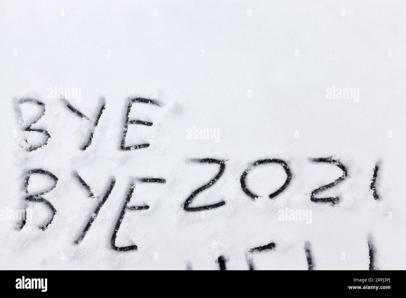 Die Inschrift über den Abschied für immer ab 2021, die Zahlen und Worte werden im Winter auf dem Schnee gemalt Stockfoto