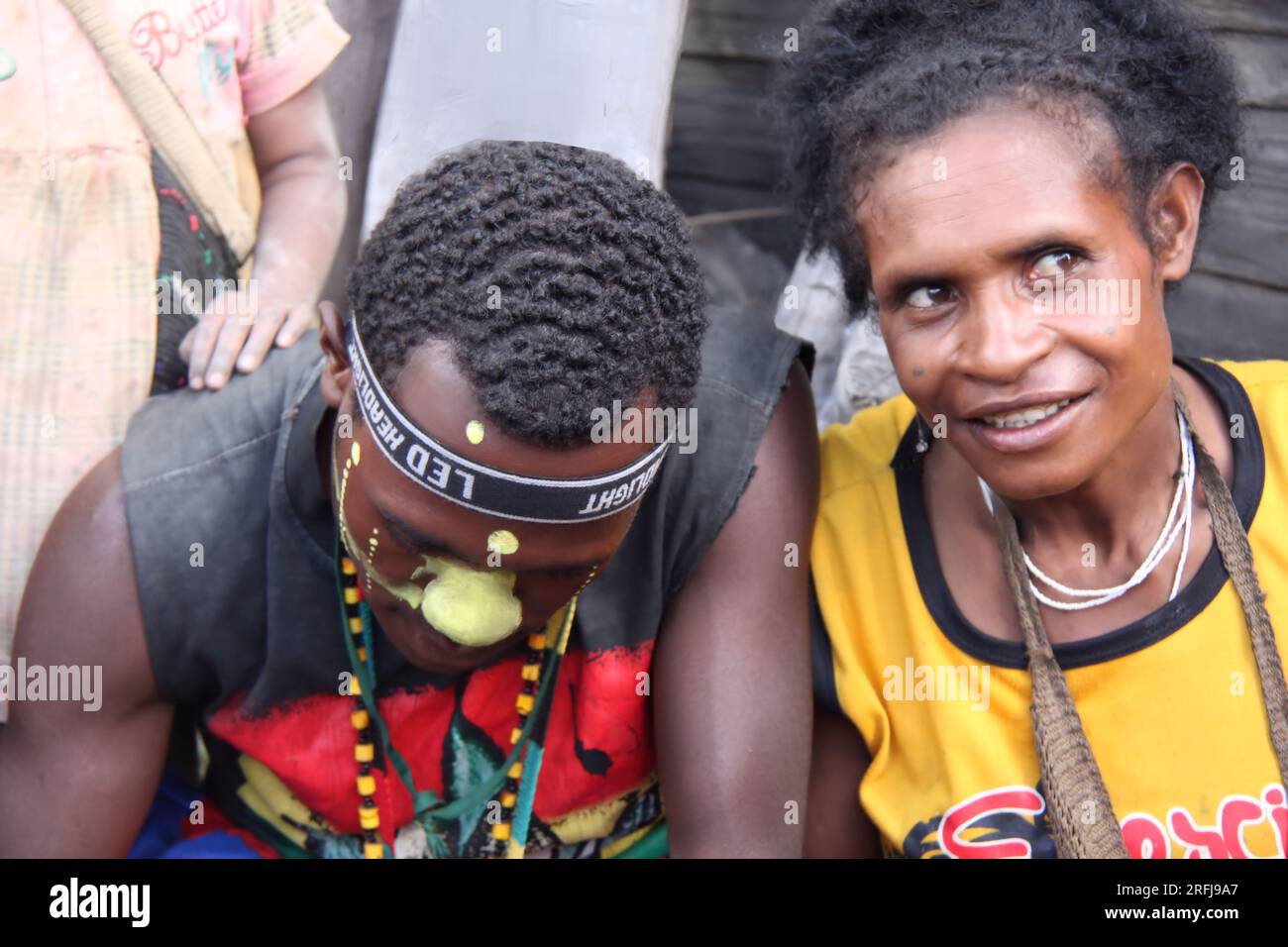 Ein Nahaufnahme-Foto einer Frau und eines Mannes mit Kriegsmalerei, der den Kopf nach unten gebogen hat. Stockfoto